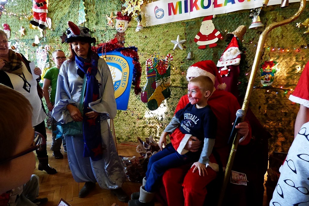 TPD rozpoczęło rozdawanie paczek świątecznych dzieciom