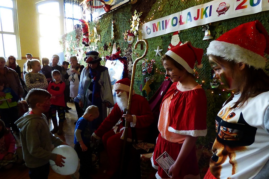 TPD rozpoczęło rozdawanie paczek świątecznych dzieciom