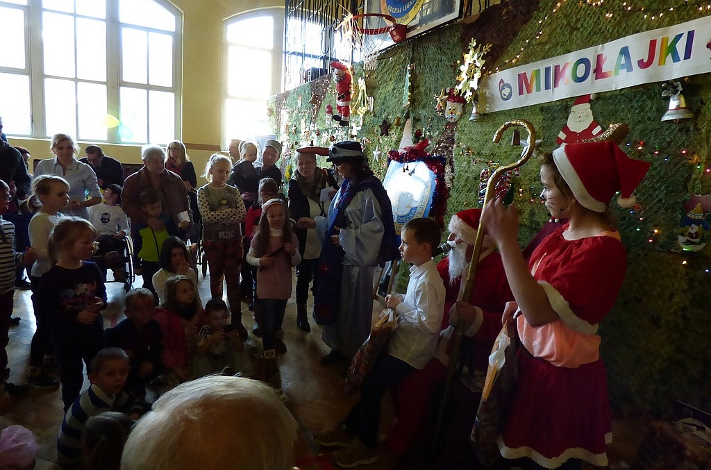 TPD rozpoczęło rozdawanie paczek świątecznych dzieciom