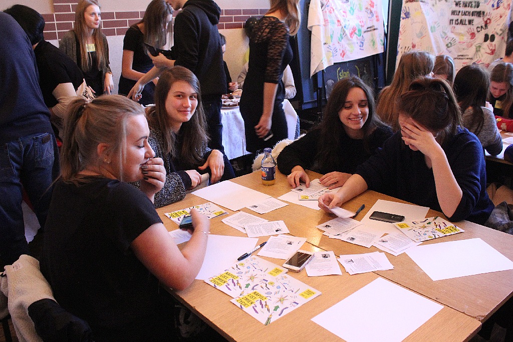 Dzień Praw Człowieka. Uczniowie II i V LO piszą listy