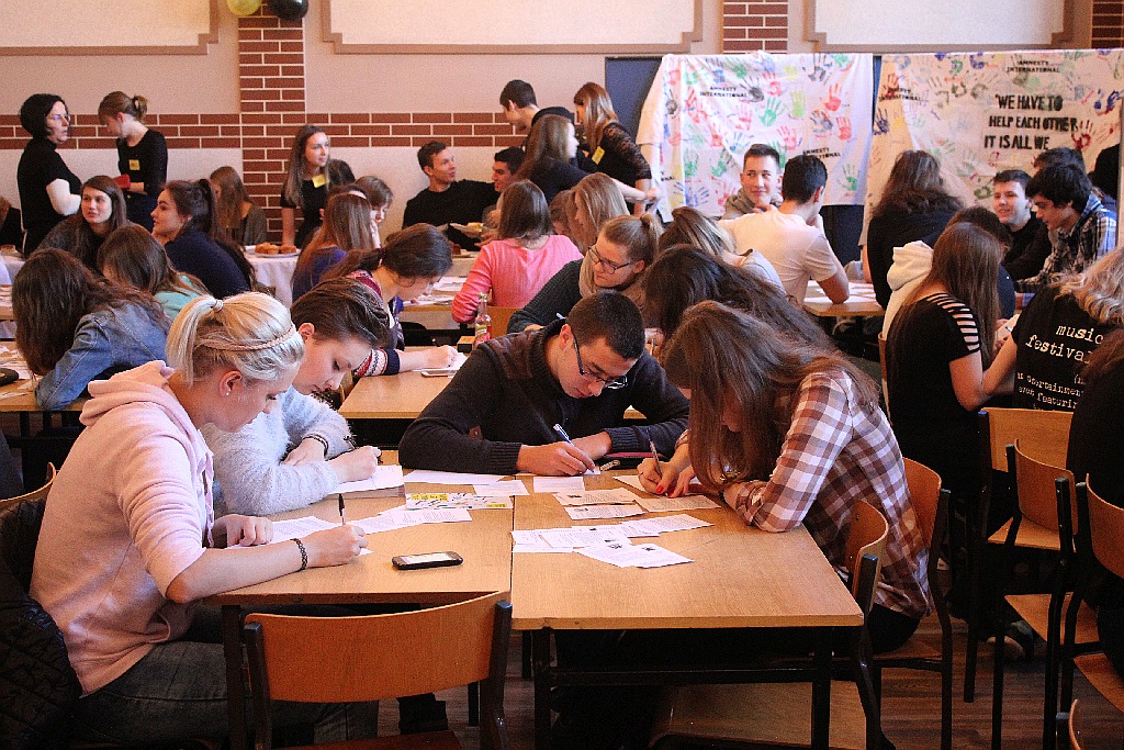 Dzień Praw Człowieka. Uczniowie II i V LO piszą listy