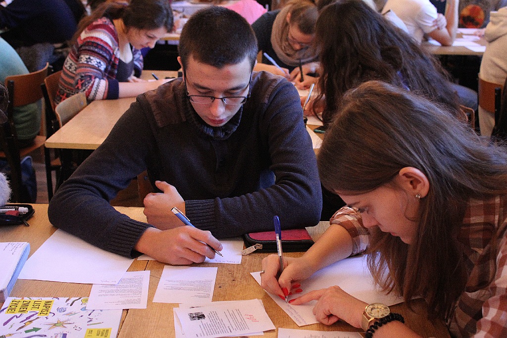 Dzień Praw Człowieka. Uczniowie II i V LO piszą listy