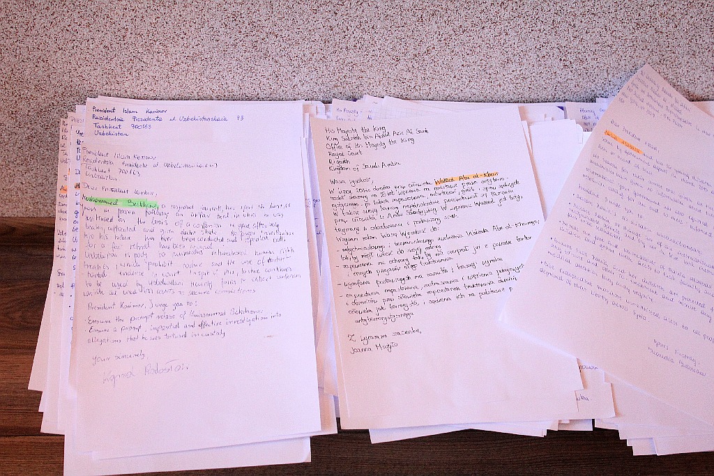 Dzień Praw Człowieka. Uczniowie II i V LO piszą listy