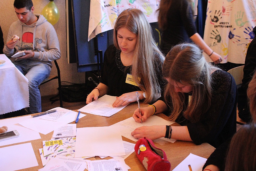 Dzień Praw Człowieka. Uczniowie II i V LO piszą listy