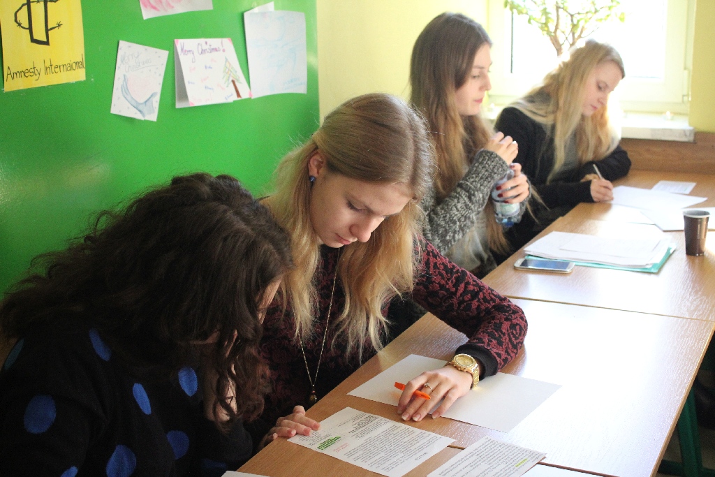 Dzień Praw Człowieka. Uczniowie II i V LO piszą listy