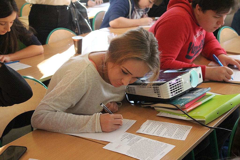 Dzień Praw Człowieka. Uczniowie II i V LO piszą listy