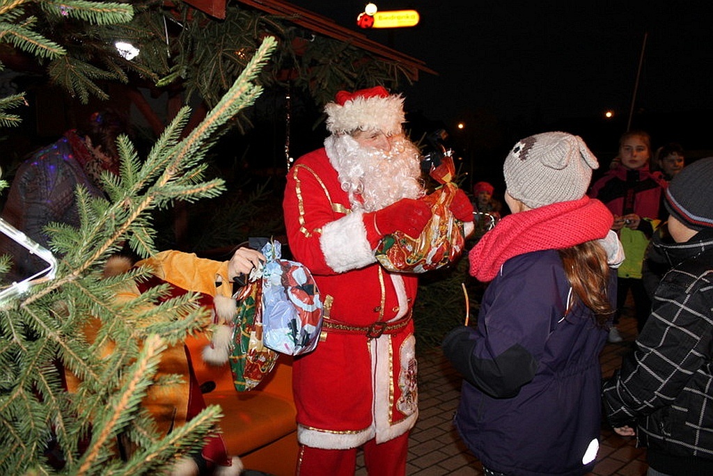Święty Mikołaj złożył  wizytę mieszkańcom Prochowic