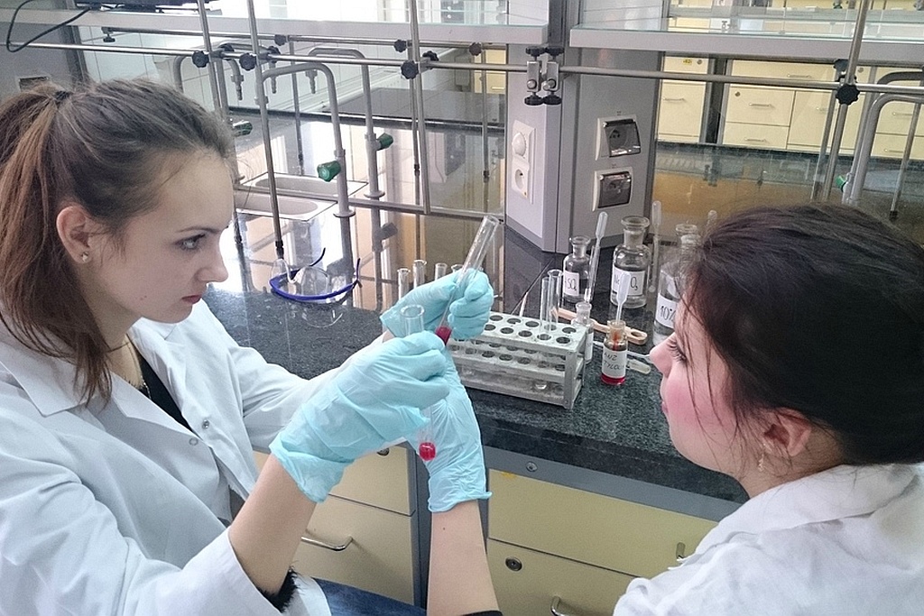 Uczniowie z V LO na warsztatach chemicznych we Wrocławiu