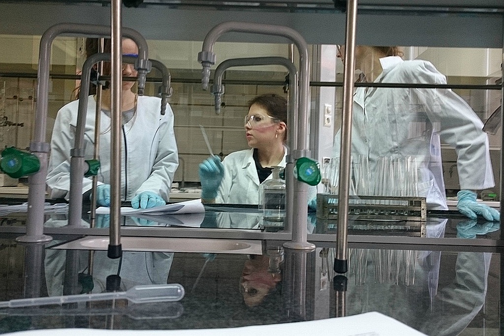 Uczniowie z V LO na warsztatach chemicznych we Wrocławiu