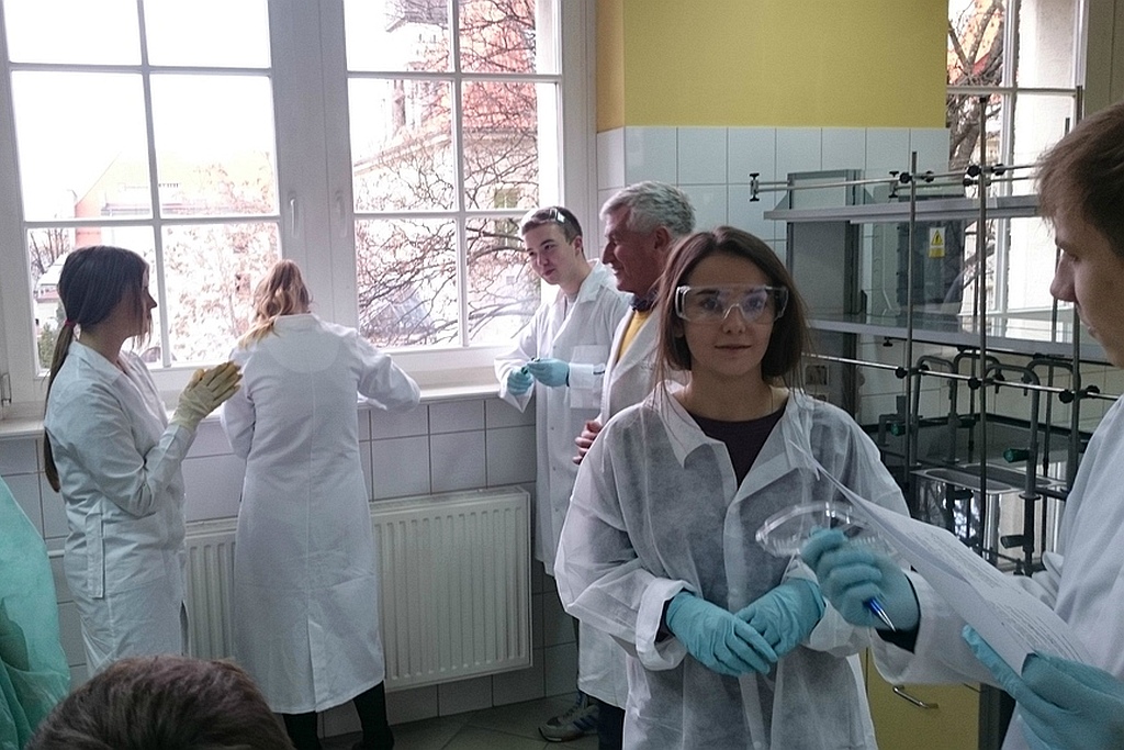 Uczniowie z V LO na warsztatach chemicznych we Wrocławiu