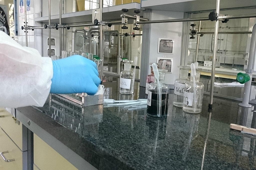 Uczniowie z V LO na warsztatach chemicznych we Wrocławiu