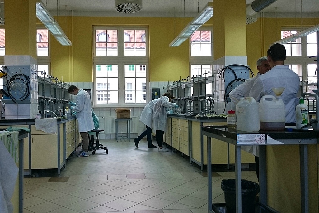 Uczniowie z V LO na warsztatach chemicznych we Wrocławiu