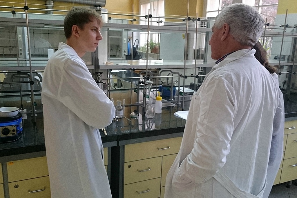 Uczniowie z V LO na warsztatach chemicznych we Wrocławiu