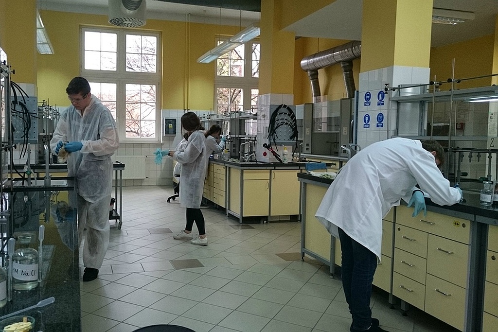 Uczniowie z V LO na warsztatach chemicznych we Wrocławiu
