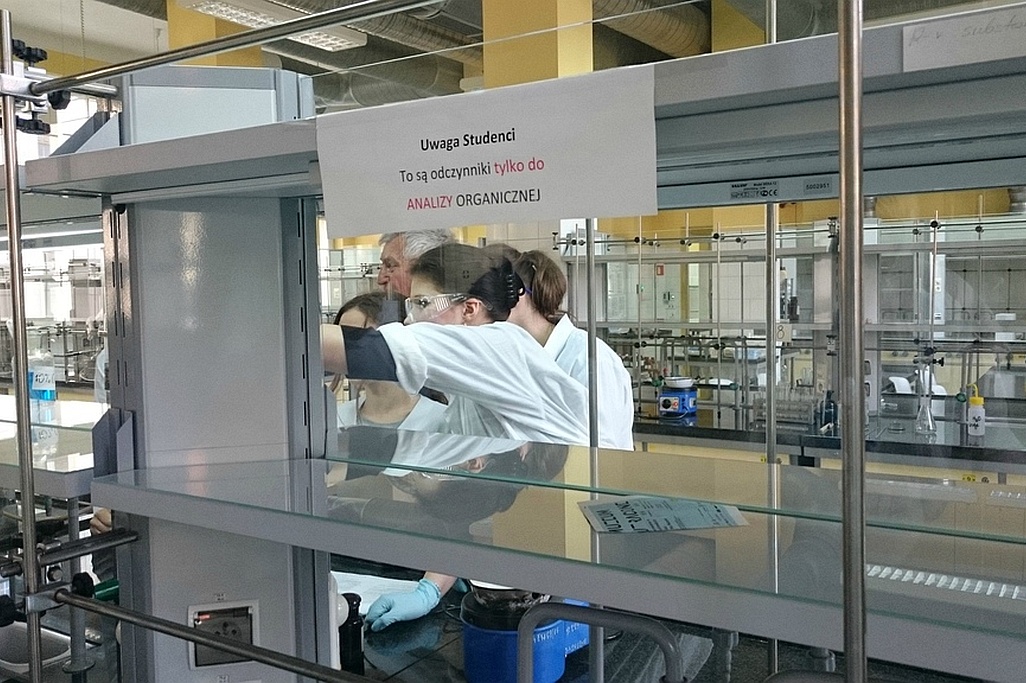 Uczniowie z V LO na warsztatach chemicznych we Wrocławiu