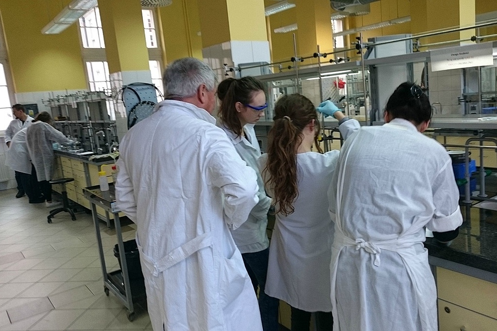 Uczniowie z V LO na warsztatach chemicznych we Wrocławiu