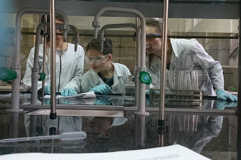 Uczniowie z V LO na warsztatach chemicznych we Wrocławiu