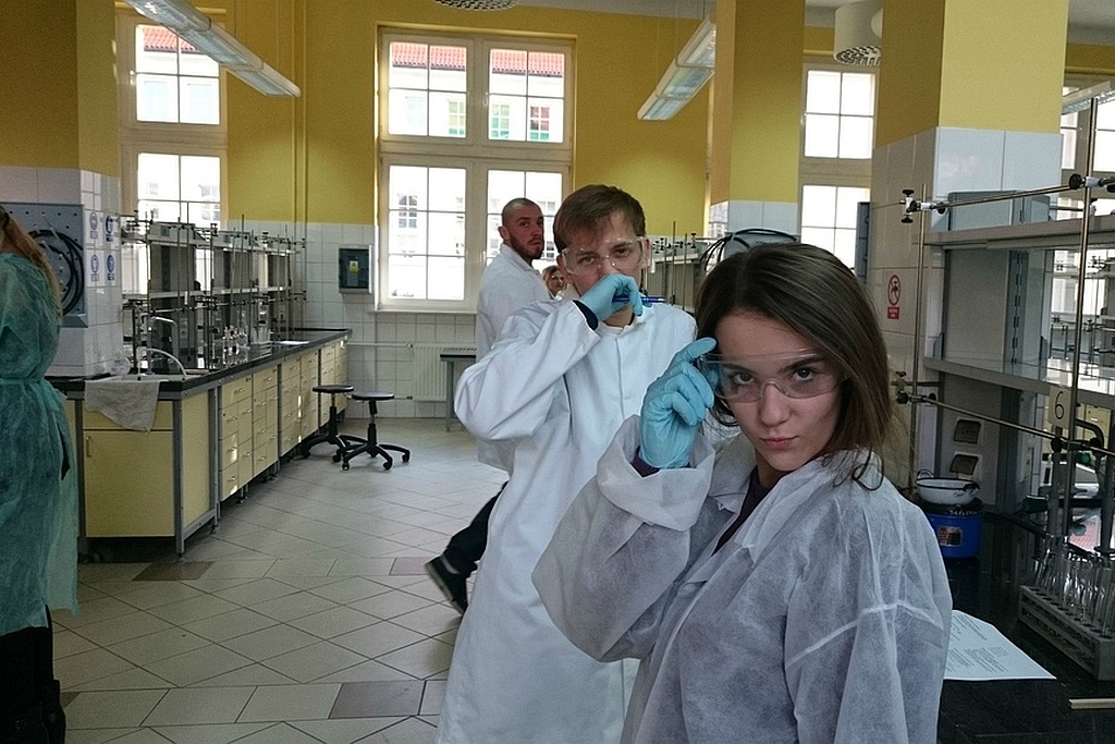 Uczniowie z V LO na warsztatach chemicznych we Wrocławiu