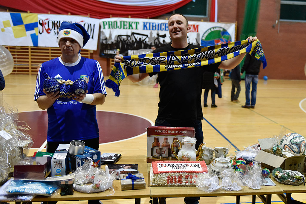W balonach grali w piłkę dla dzieci chorych na raka