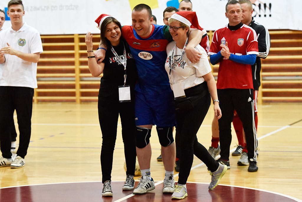 W balonach grali w piłkę dla dzieci chorych na raka