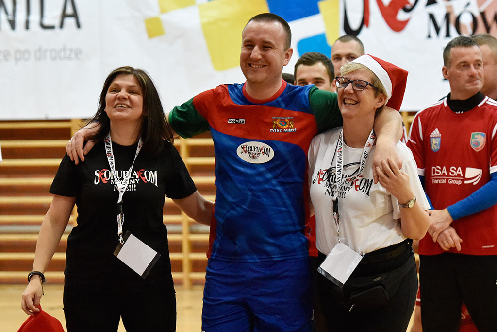 W balonach grali w piłkę dla dzieci chorych na raka