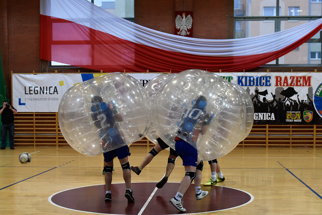 W balonach grali w piłkę dla dzieci chorych na raka