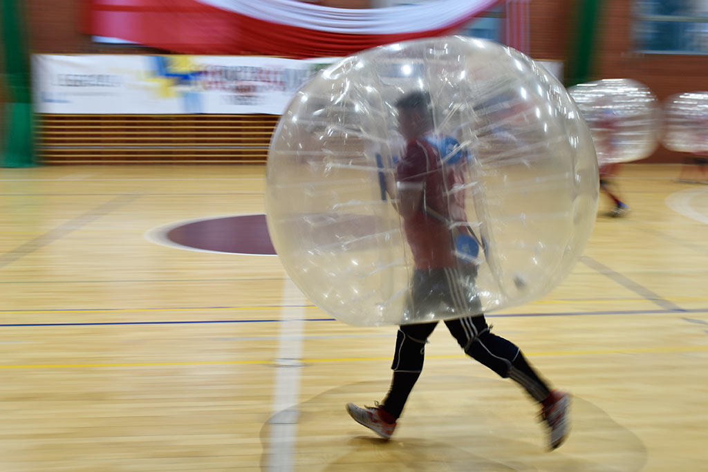 W balonach grali w piłkę dla dzieci chorych na raka