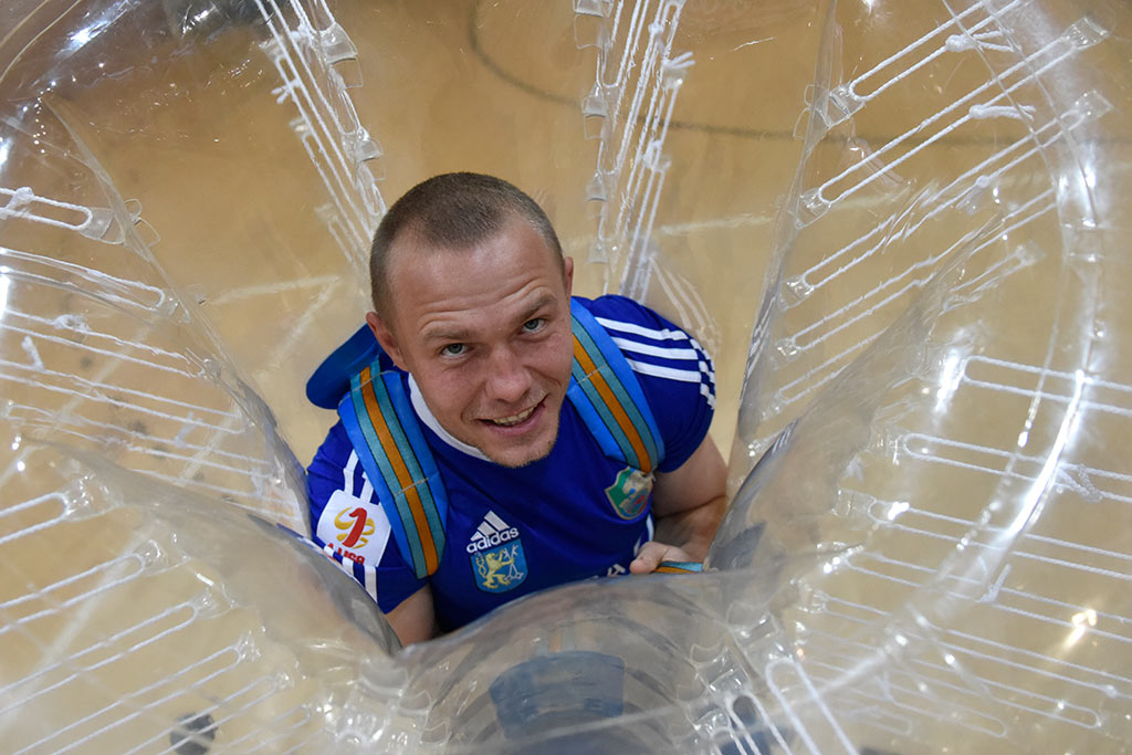 W balonach grali w piłkę dla dzieci chorych na raka
