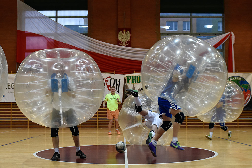 W balonach grali w piłkę dla dzieci chorych na raka