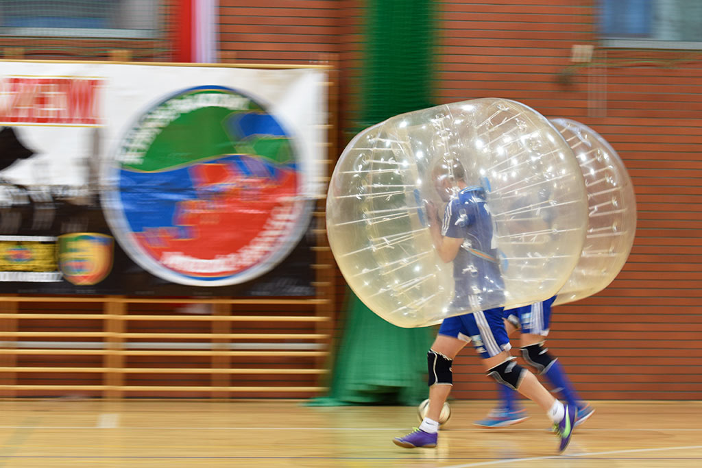 W balonach grali w piłkę dla dzieci chorych na raka
