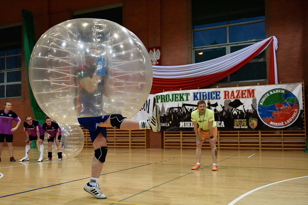 W balonach grali w piłkę dla dzieci chorych na raka