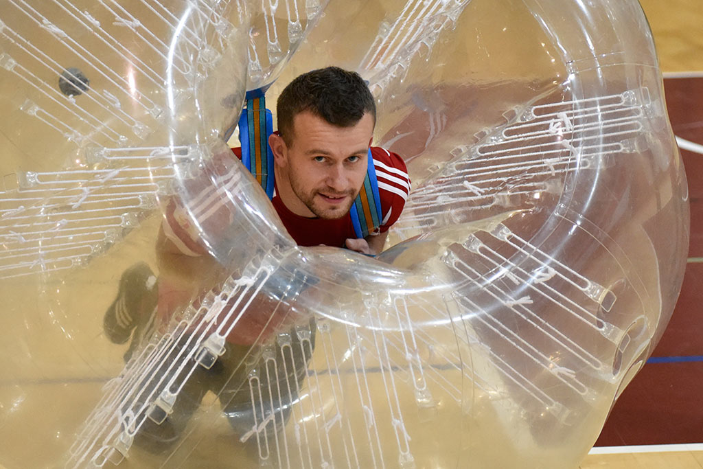 W balonach grali w piłkę dla dzieci chorych na raka