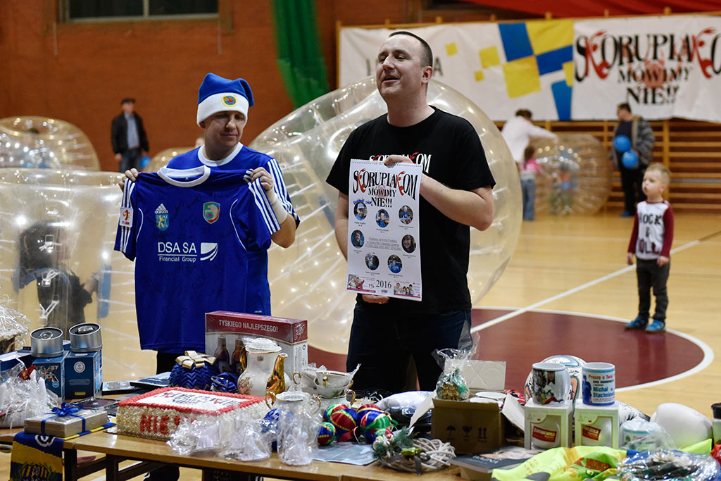 W balonach grali w piłkę dla dzieci chorych na raka