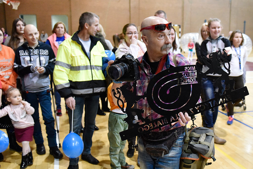 W balonach grali w piłkę dla dzieci chorych na raka