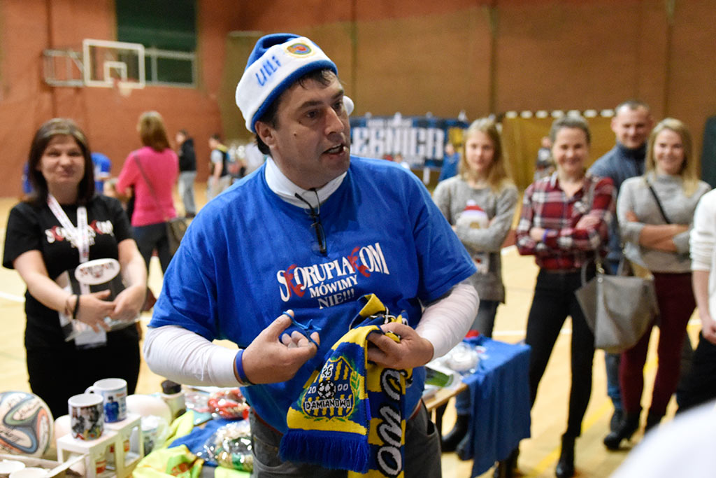 W balonach grali w piłkę dla dzieci chorych na raka