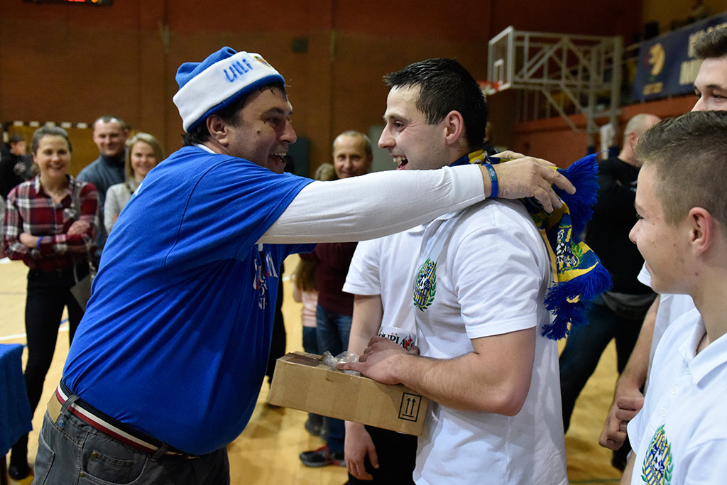 W balonach grali w piłkę dla dzieci chorych na raka