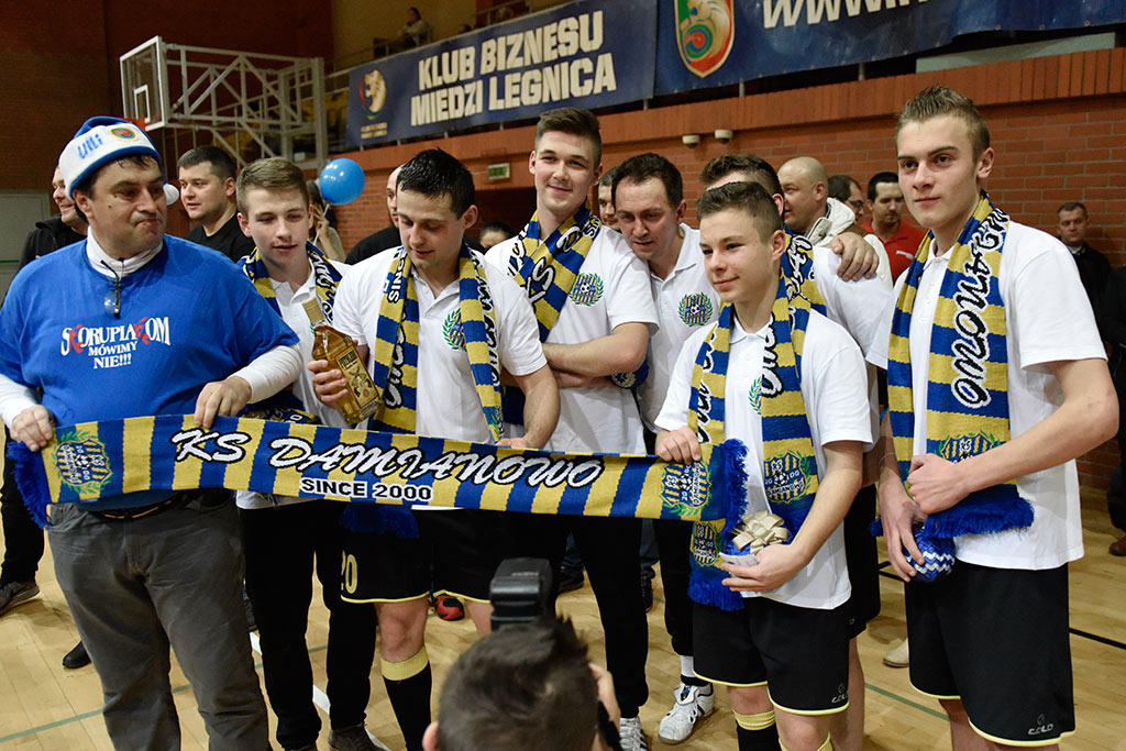 W balonach grali w piłkę dla dzieci chorych na raka