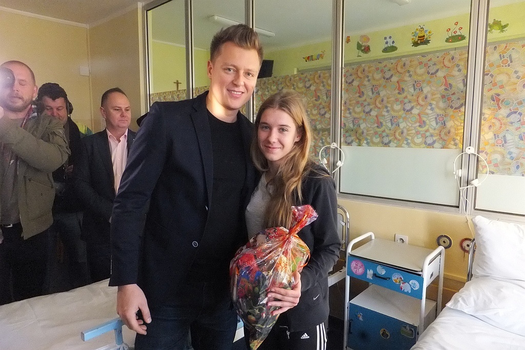 Rafał Brzozowski odwiedził dzieci w legnickim szpitalu