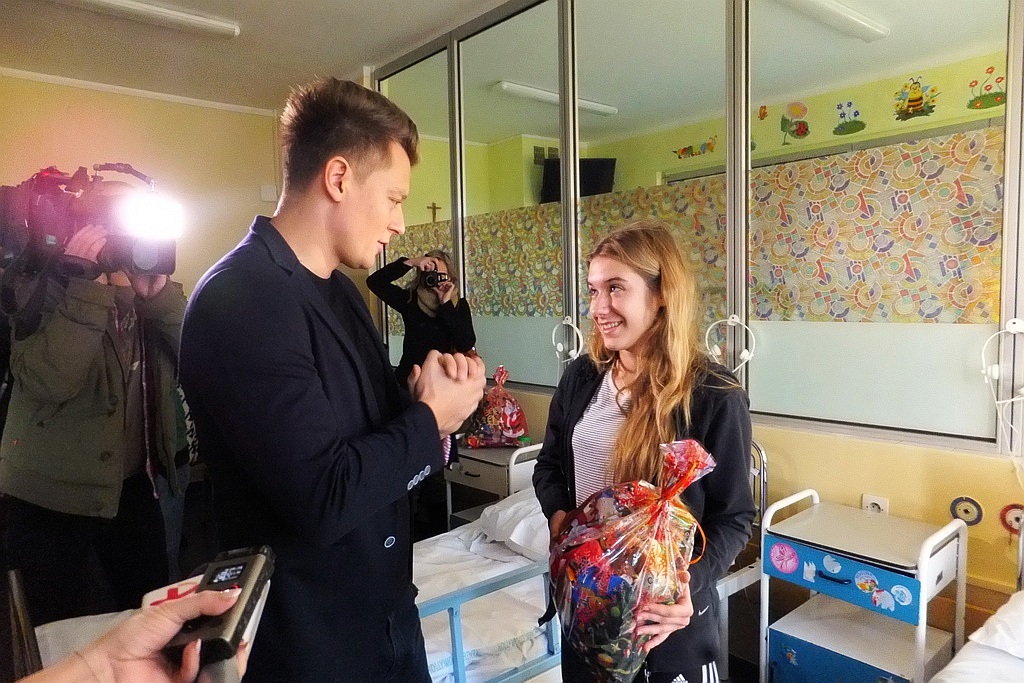Rafał Brzozowski odwiedził dzieci w legnickim szpitalu