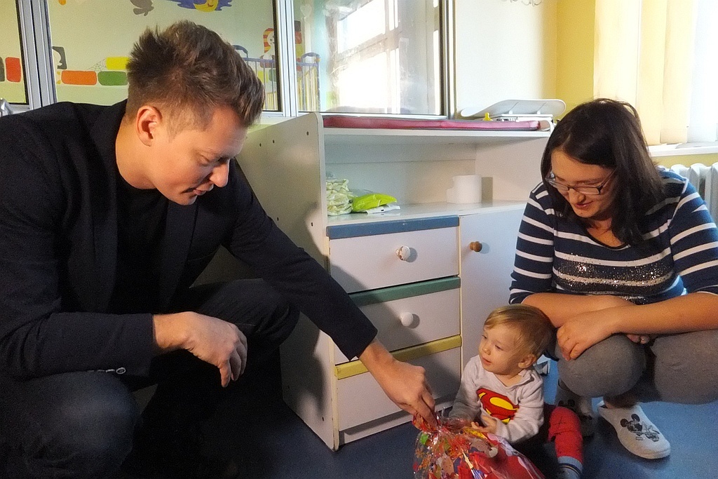 Rafał Brzozowski odwiedził dzieci w legnickim szpitalu