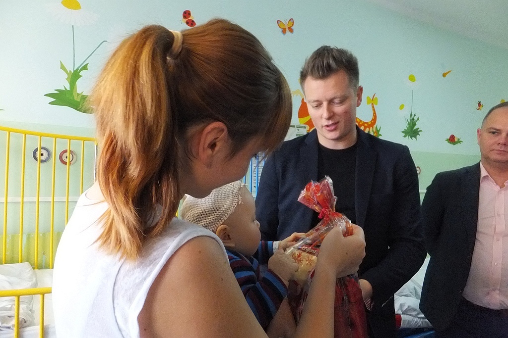 Rafał Brzozowski odwiedził dzieci w legnickim szpitalu