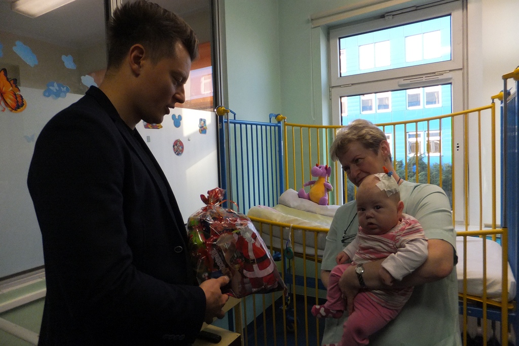 Rafał Brzozowski odwiedził dzieci w legnickim szpitalu
