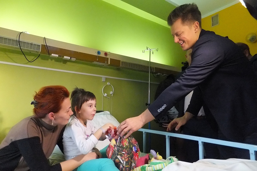 Rafał Brzozowski odwiedził dzieci w legnickim szpitalu