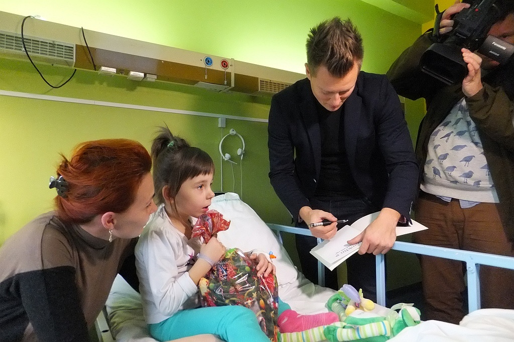 Rafał Brzozowski odwiedził dzieci w legnickim szpitalu