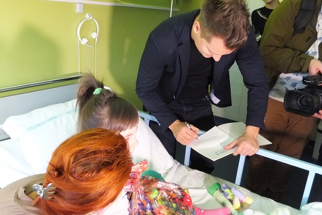 Rafał Brzozowski odwiedził dzieci w legnickim szpitalu