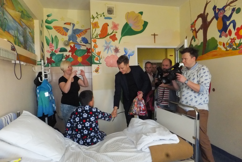 Rafał Brzozowski odwiedził dzieci w legnickim szpitalu