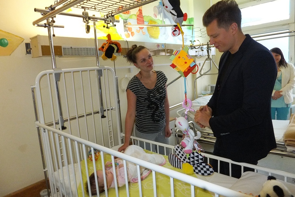 Rafał Brzozowski odwiedził dzieci w legnickim szpitalu