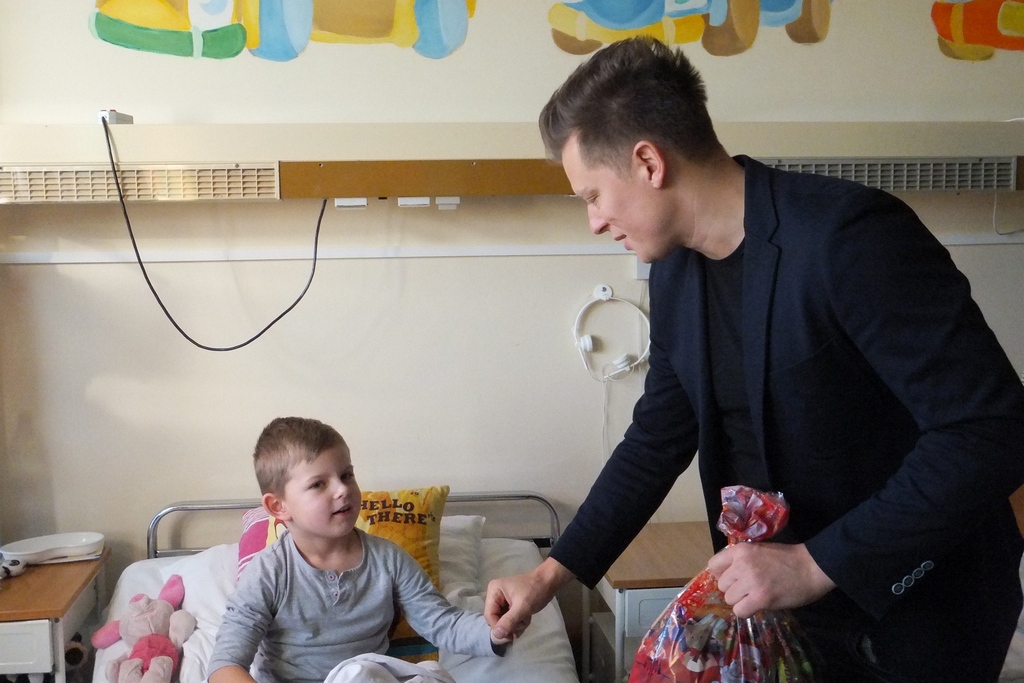Rafał Brzozowski odwiedził dzieci w legnickim szpitalu
