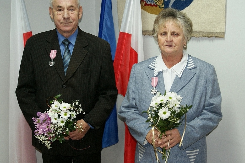 Wójt Zdzisław Tersa uhonorował Czesławę i Edwarda Zdziechów