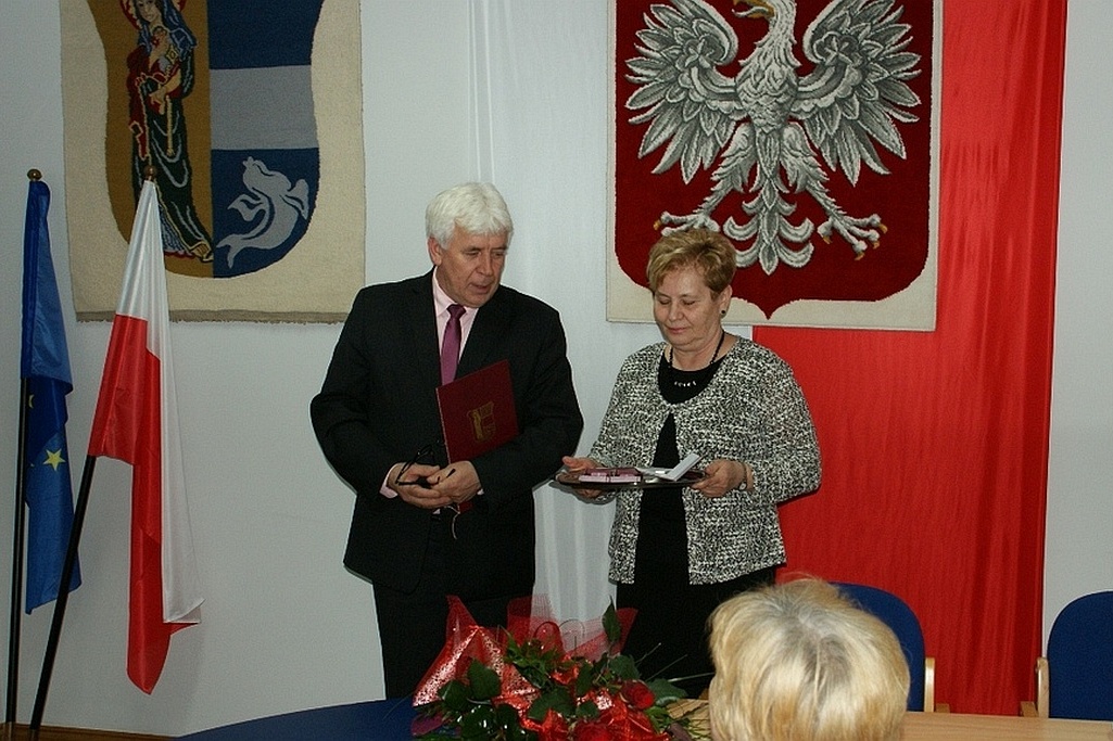 Wójt Zdzisław Tersa uhonorował Czesławę i Edwarda Zdziechów